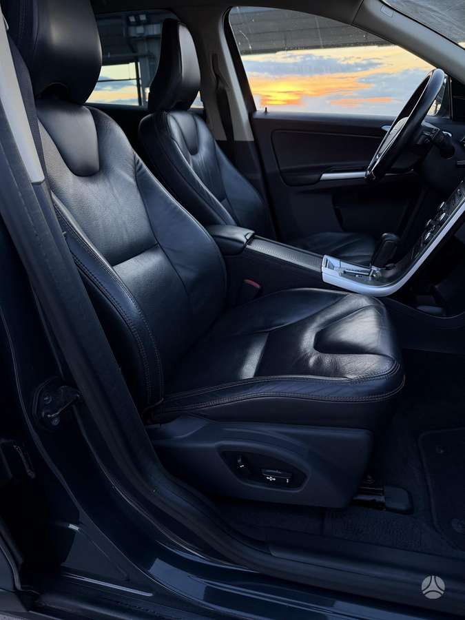 Volvo XC60 2011 — photo 30