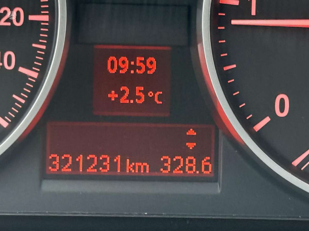 BMW 318 2011 — photo 10