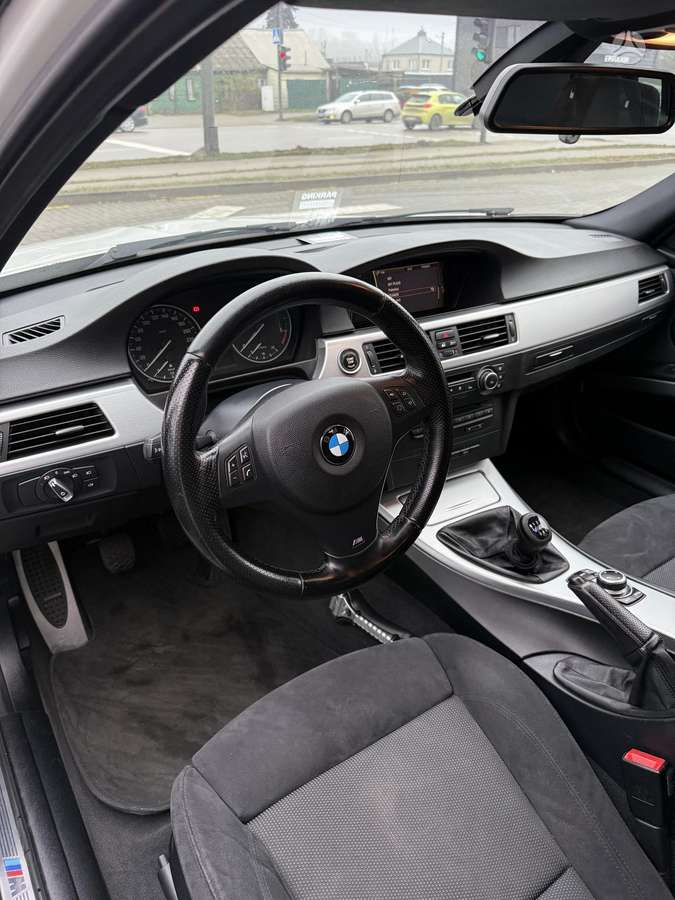 BMW 318 2011 — photo 11