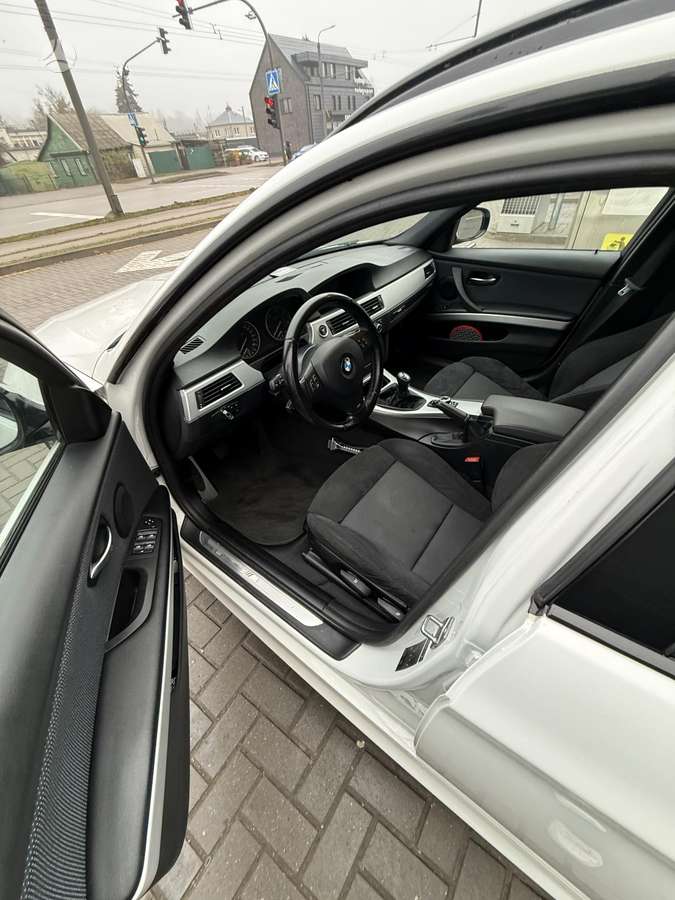 BMW 318 2011 — photo 12
