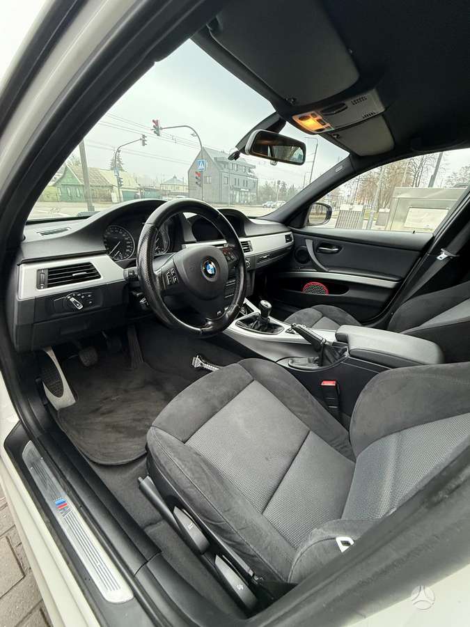 BMW 318 2011 — photo 13