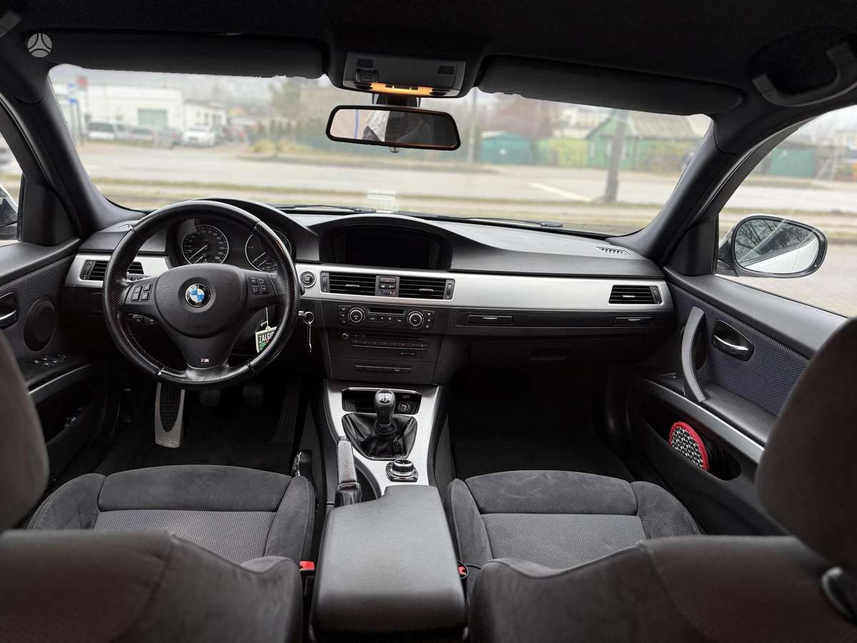 BMW 318 2011 — photo 14