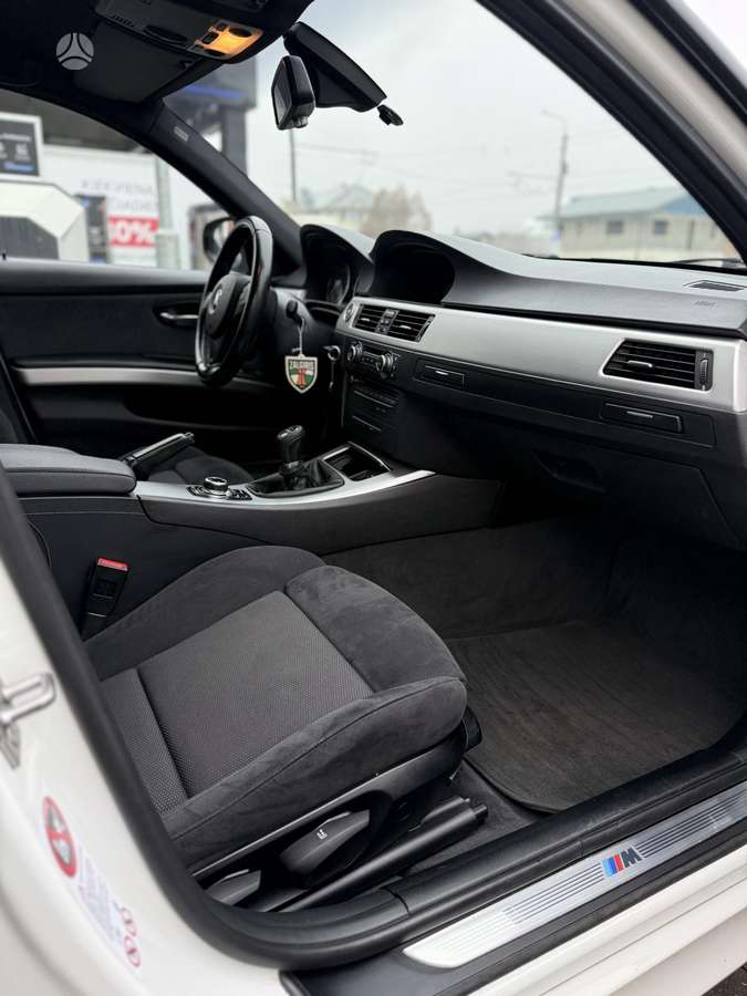 BMW 318 2011 — photo 15