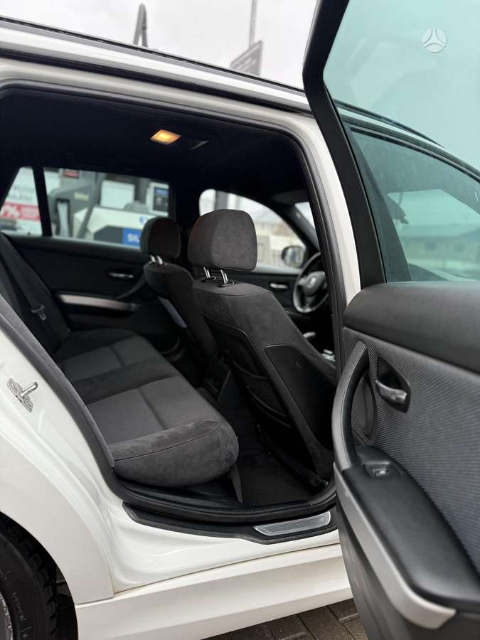 BMW 318 2011 — photo 16