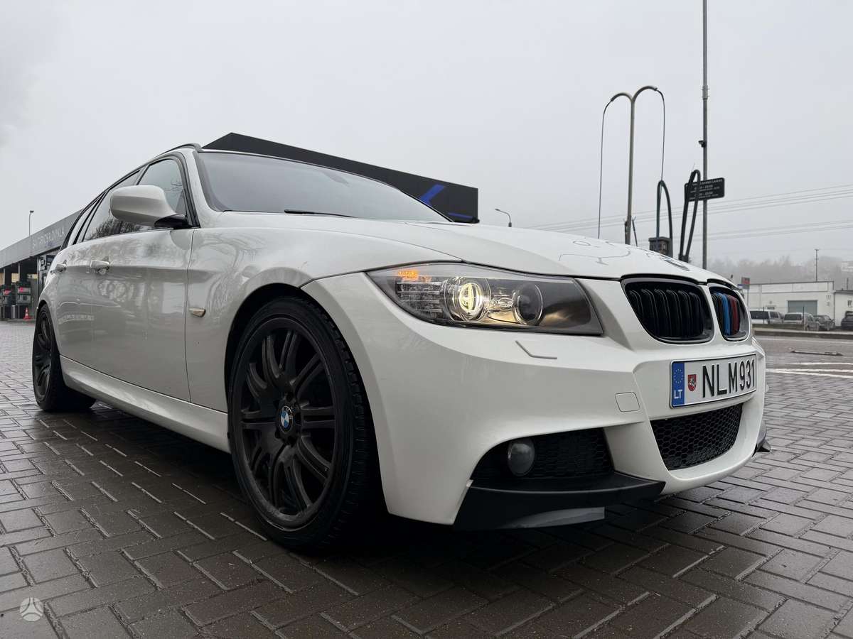 BMW 318 2011 — rear view