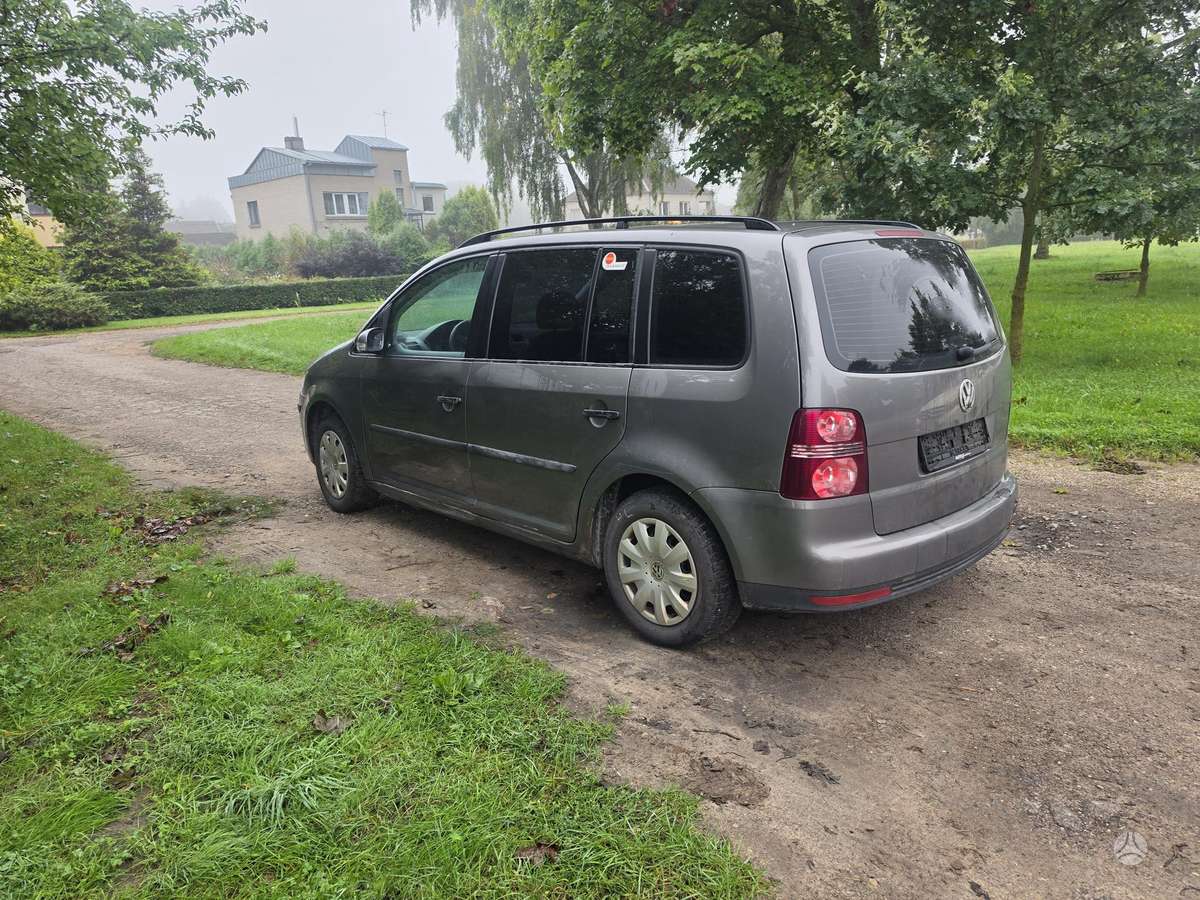 Volkswagen Touran 2009 — салон