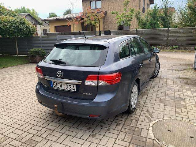 Toyota Avensis 2012 — rear view