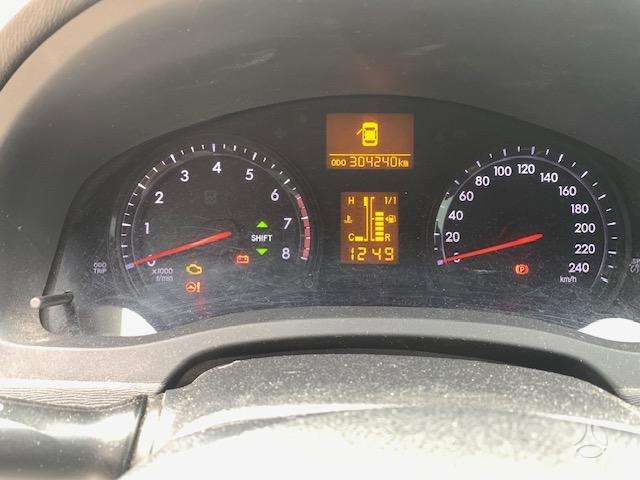 Toyota Avensis 2012 — interior