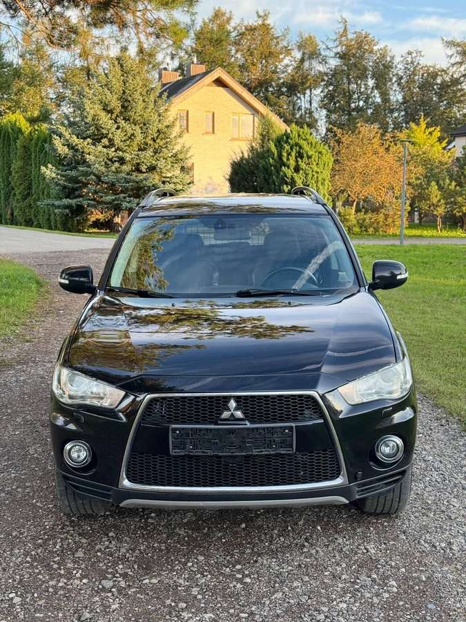 Mitsubishi Outlander 2011 — салон