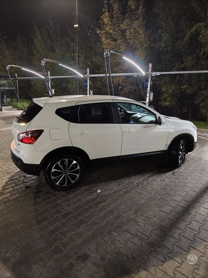 Nissan Qashqai 2011 — салон
