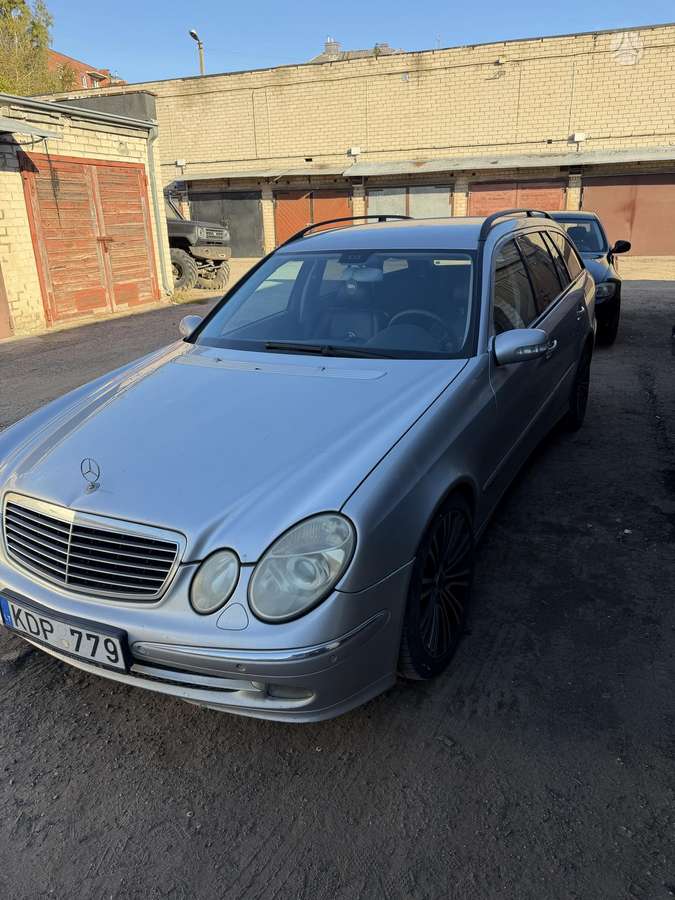 Mercedes-Benz E320 2004 — вигляд ззаду