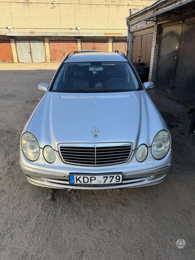 Mercedes-Benz E320 2004 — салон