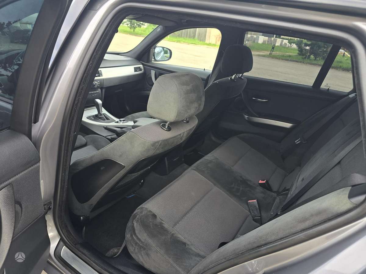 BMW 320 2009 — photo 16