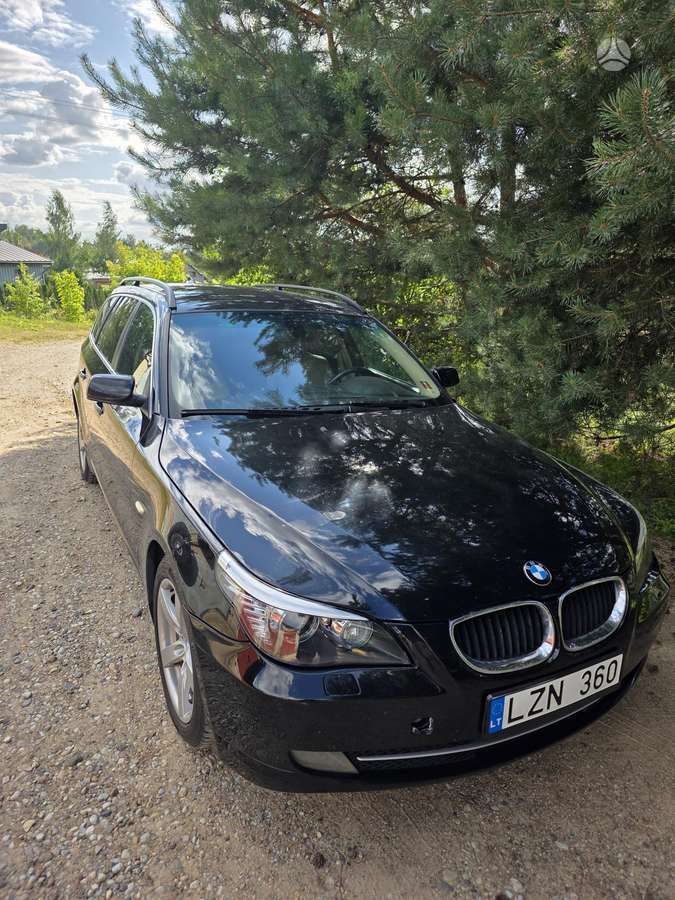 BMW 520 2009 — rear view