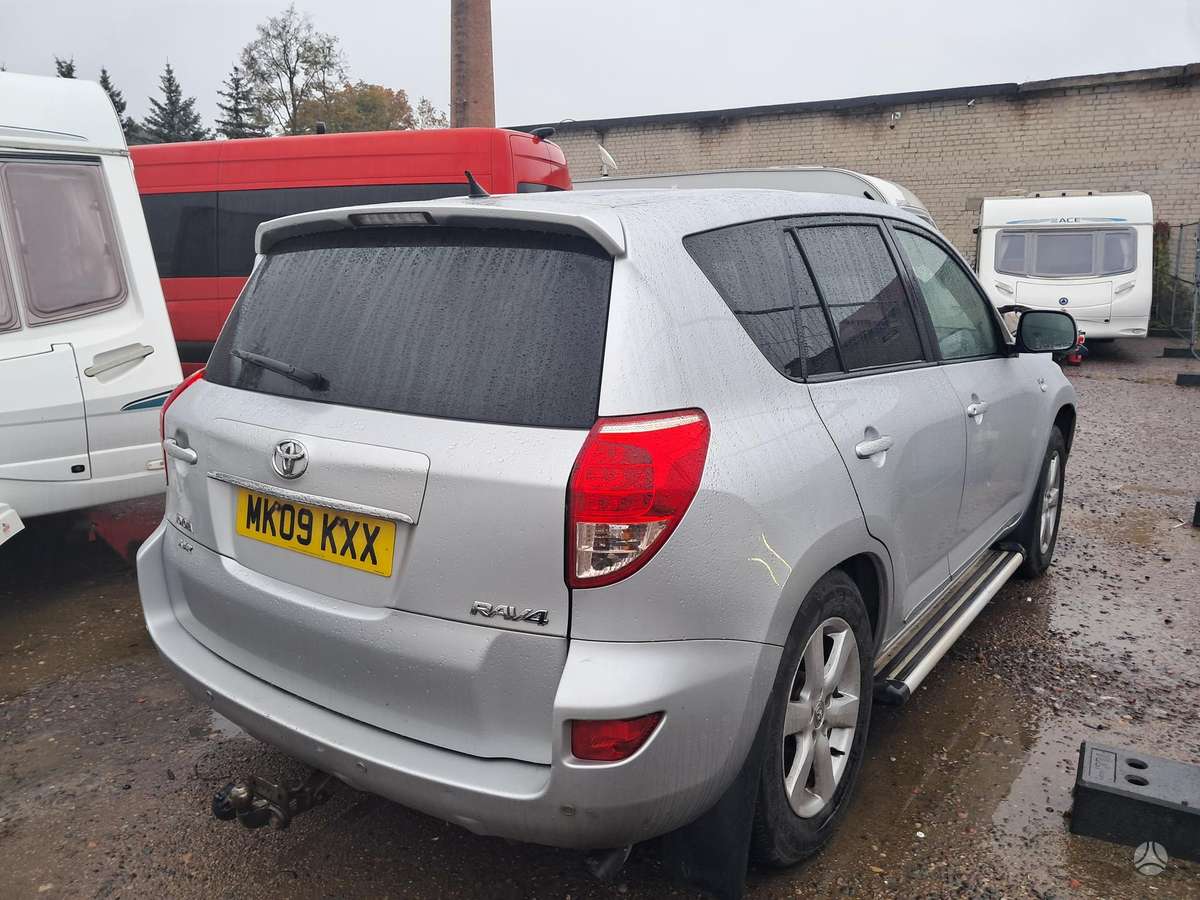 Toyota RAV4 2009 — салон