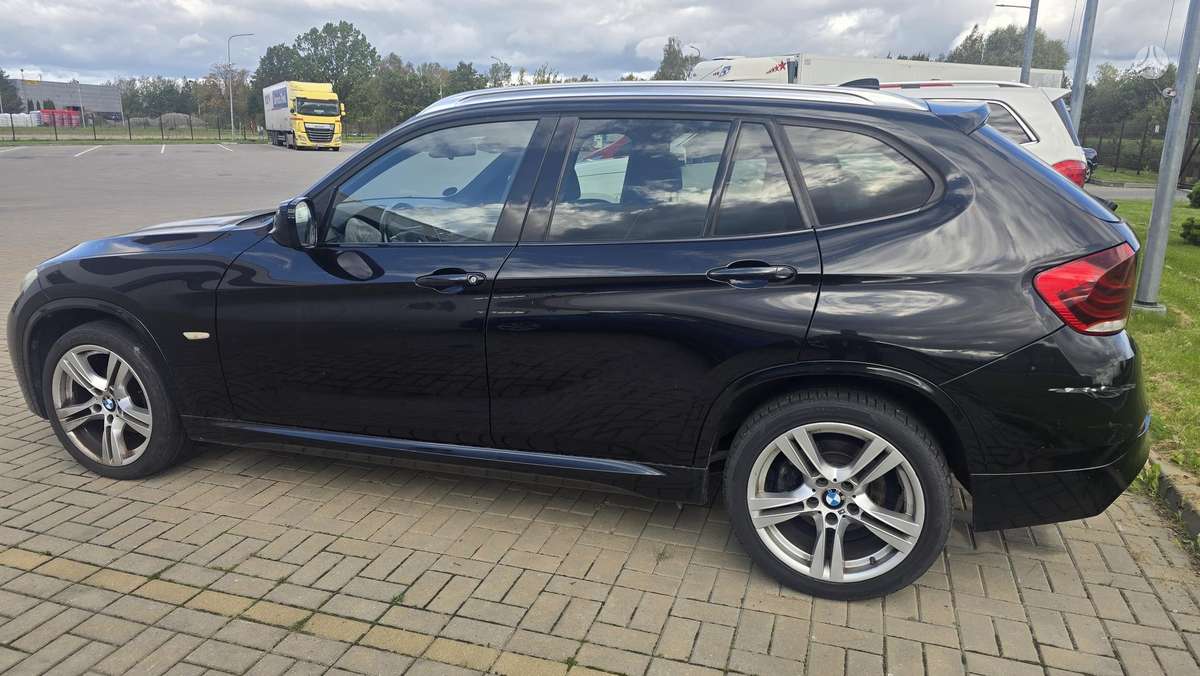 BMW X1 2011 — салон