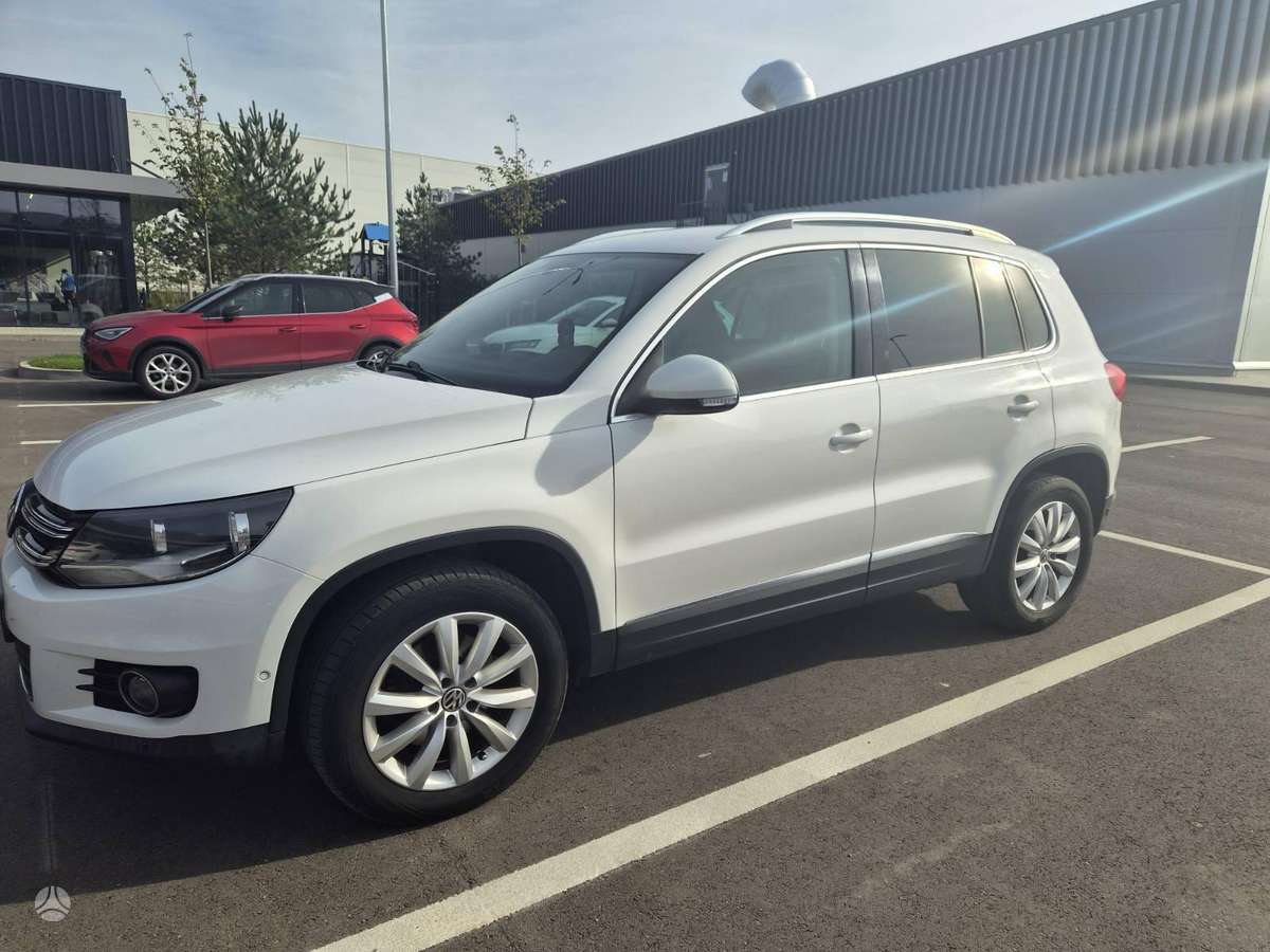 Volkswagen Tiguan 2012 — rear view