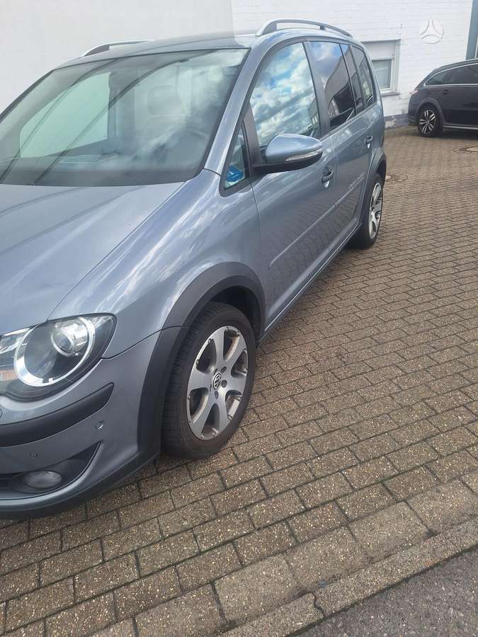 Volkswagen Touran 2010 — rear view