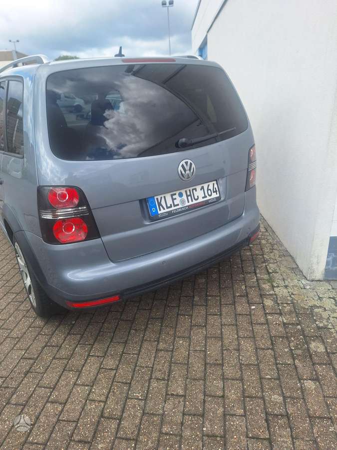 Volkswagen Touran 2010 — engine 1896 cm³, 105 HP (77kW)