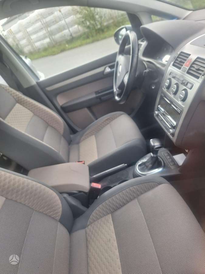 Volkswagen Touran 2010 — photo 8