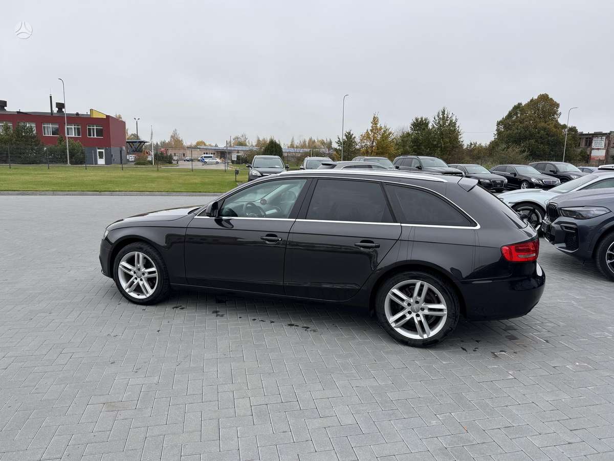 Audi A4 2010 — салон