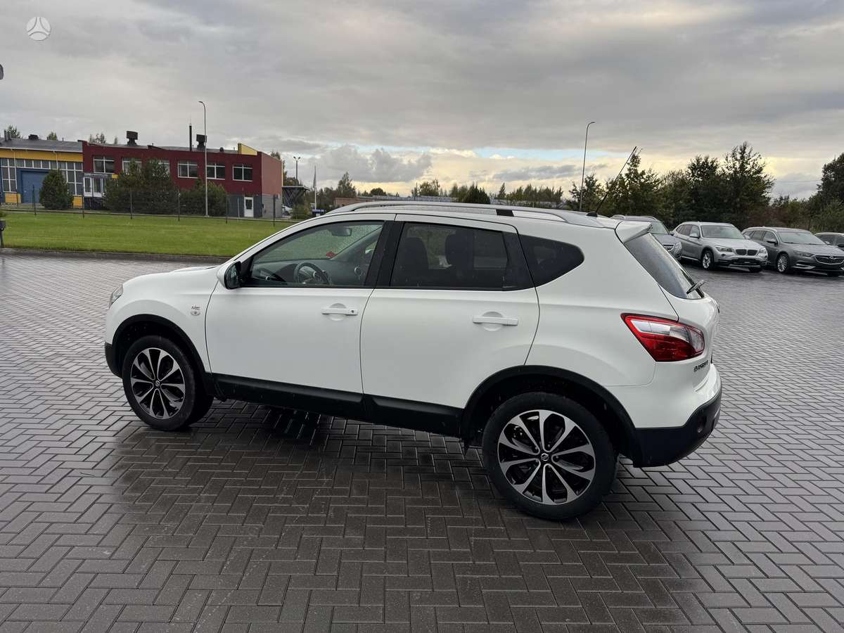 Nissan Qashqai 2010 — rear view