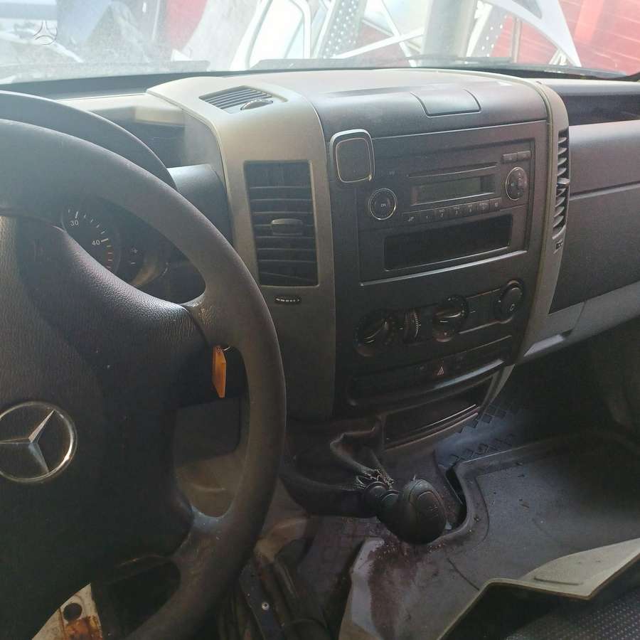 Mercedes-Benz Sprinter 2011 — rear view