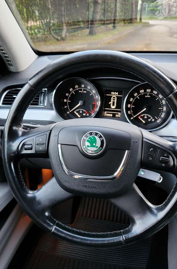 Skoda Superb 2011 — photo 10