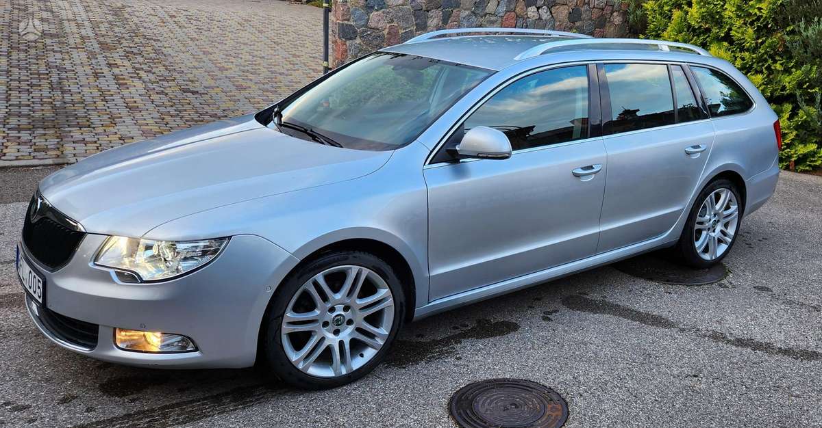 Skoda Superb 2011 — rear view