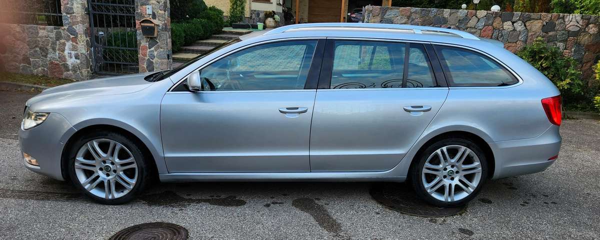 Skoda Superb 2011 — interior