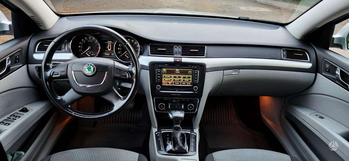 Skoda Superb 2011 — photo 9