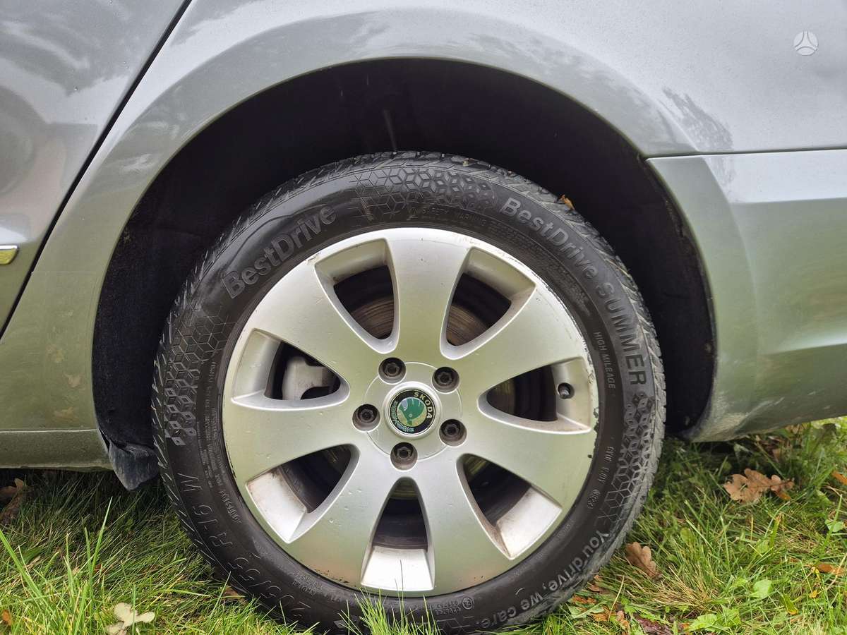 Skoda Superb 2011 — photo 17