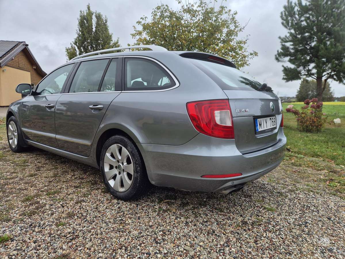 Skoda Superb 2011 — rear view
