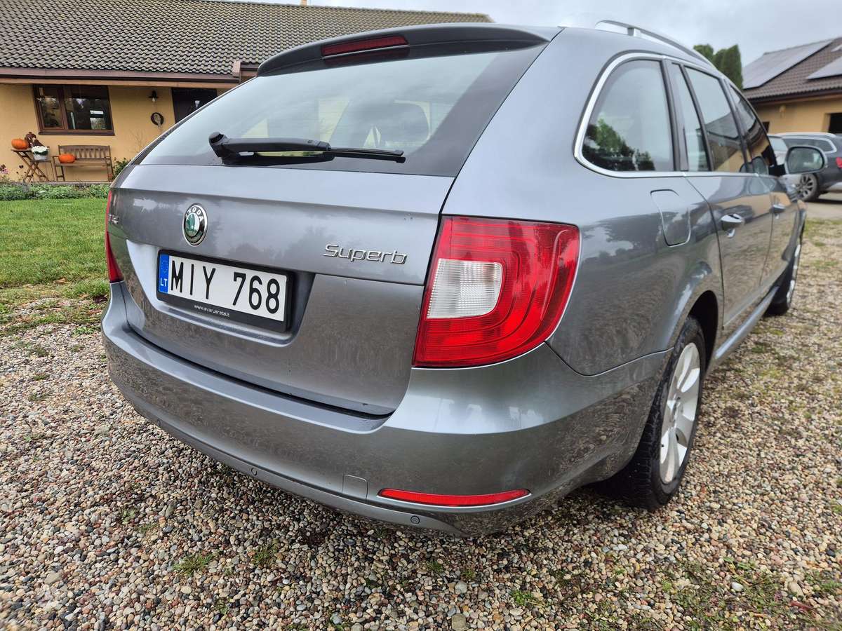 Skoda Superb 2011 — interior