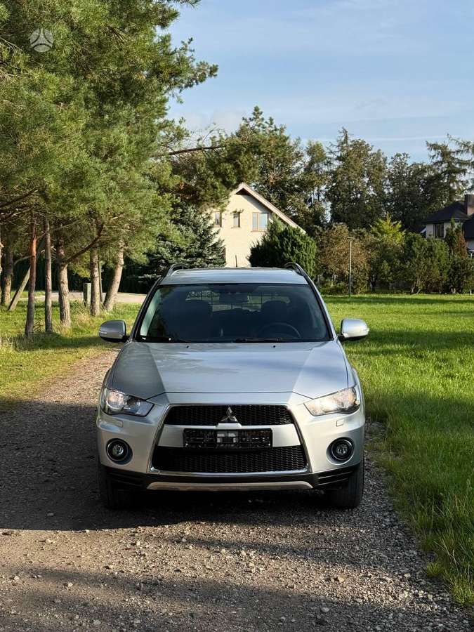 Mitsubishi Outlander 2011 — rear view