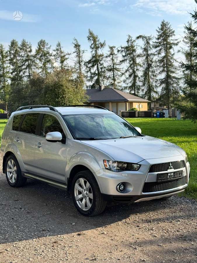 Mitsubishi Outlander 2011 — interior
