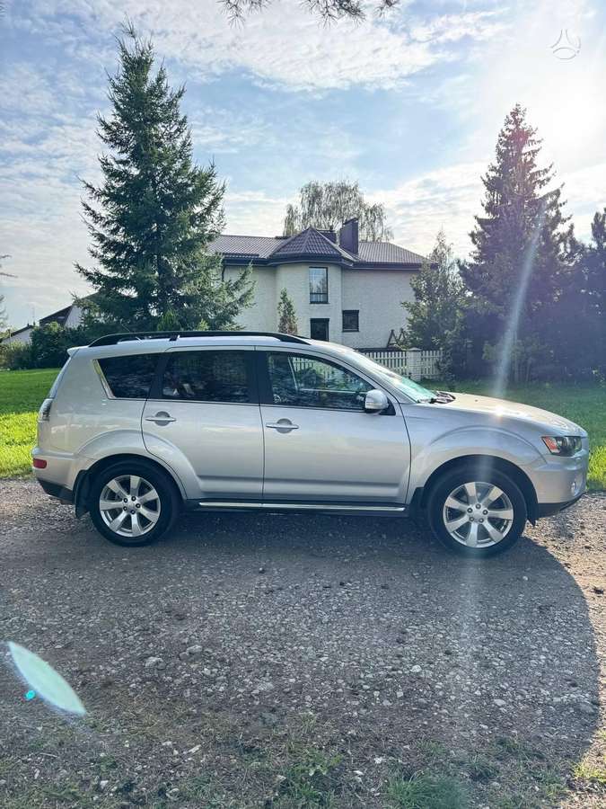 Mitsubishi Outlander 2011 — engine 1998 cm³, 147 HP (108kW)