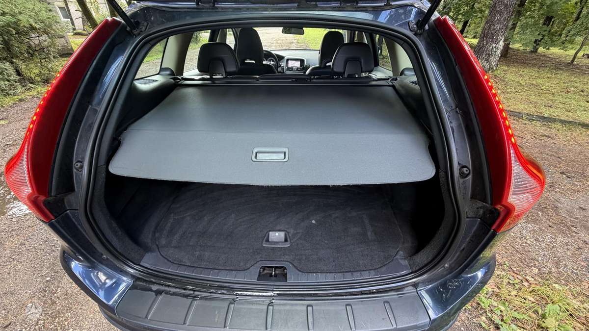 Volvo XC60 2012 — photo 16