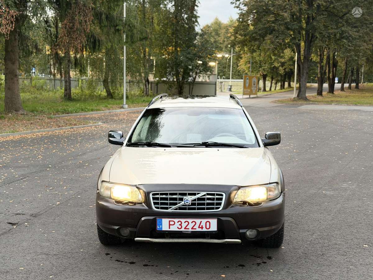 Volvo XC70 2004 — rear view