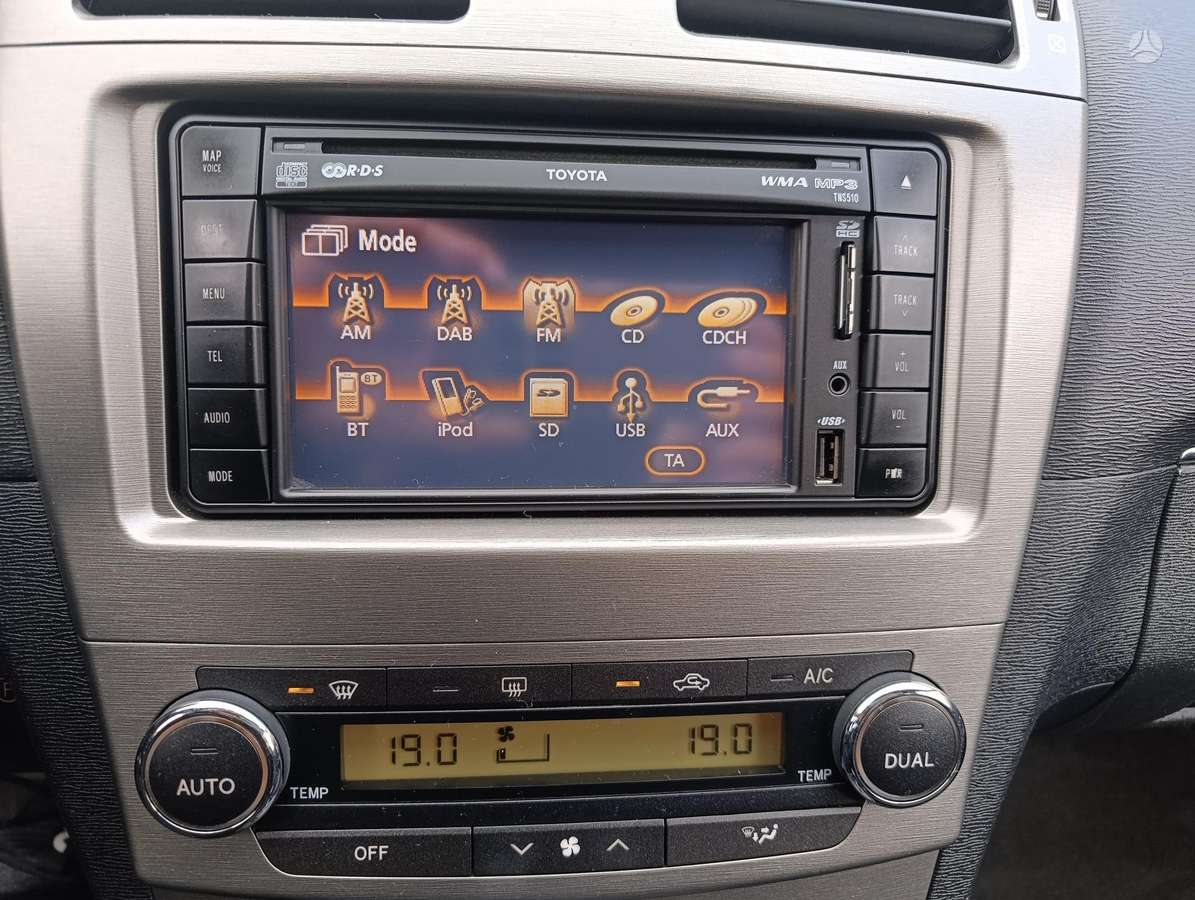 Toyota Avensis 2011 — photo 10