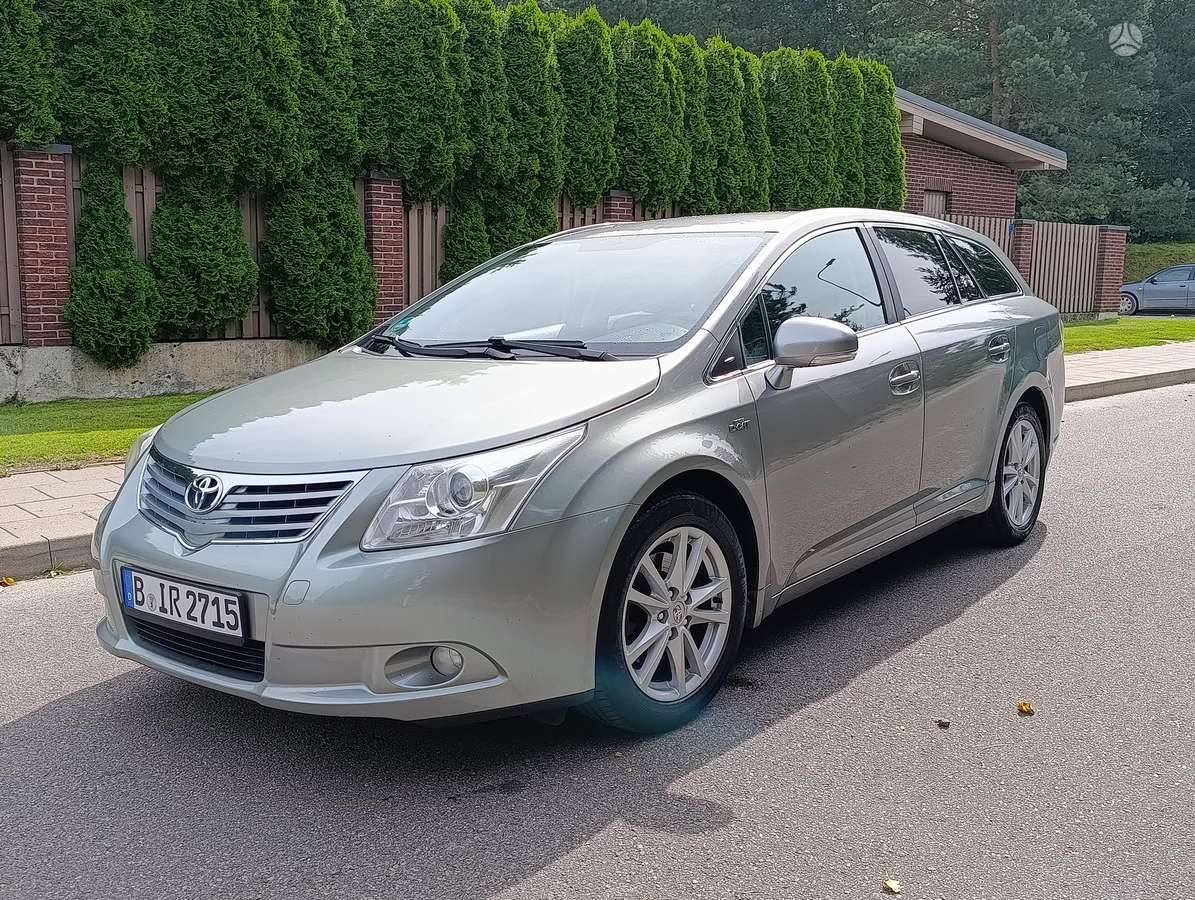 Toyota Avensis 2011 — rear view