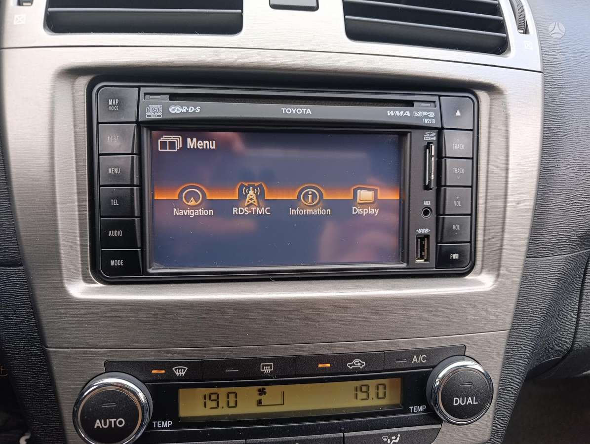 Toyota Avensis 2011 — photo 8