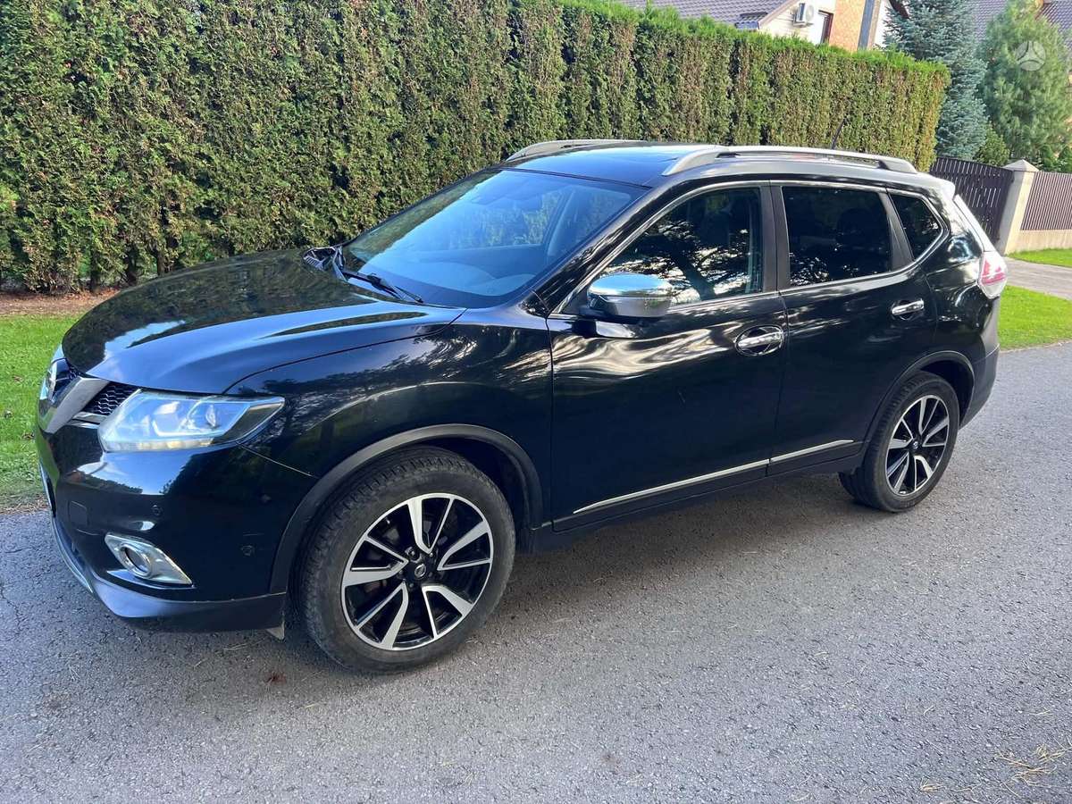 Nissan X-Trail 2015 — rear view