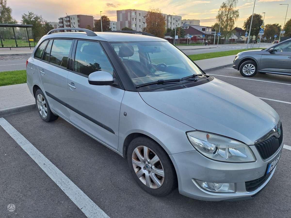 Skoda Fabia 2011 — салон