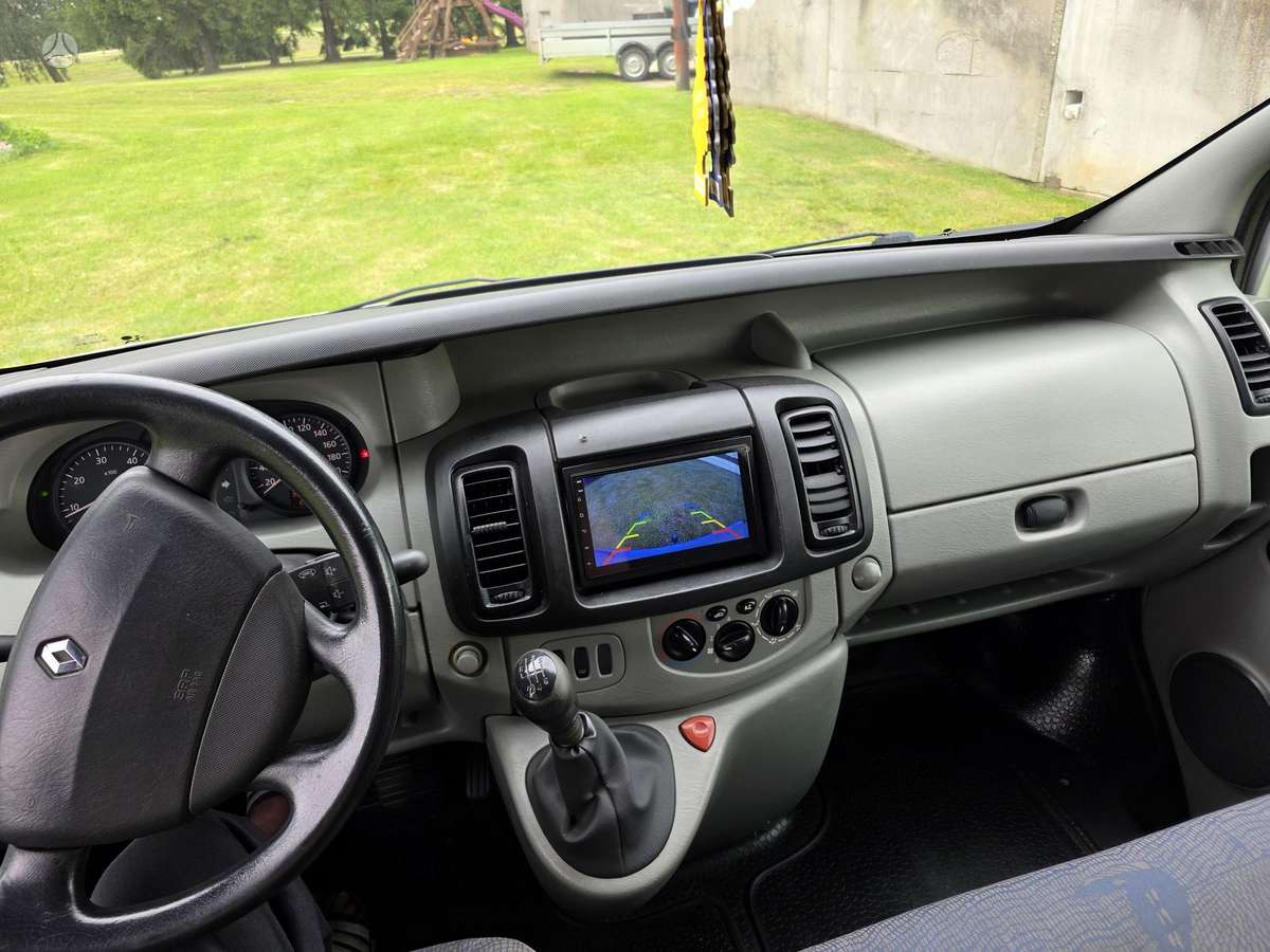 Renault Trafic 2004 — rear view