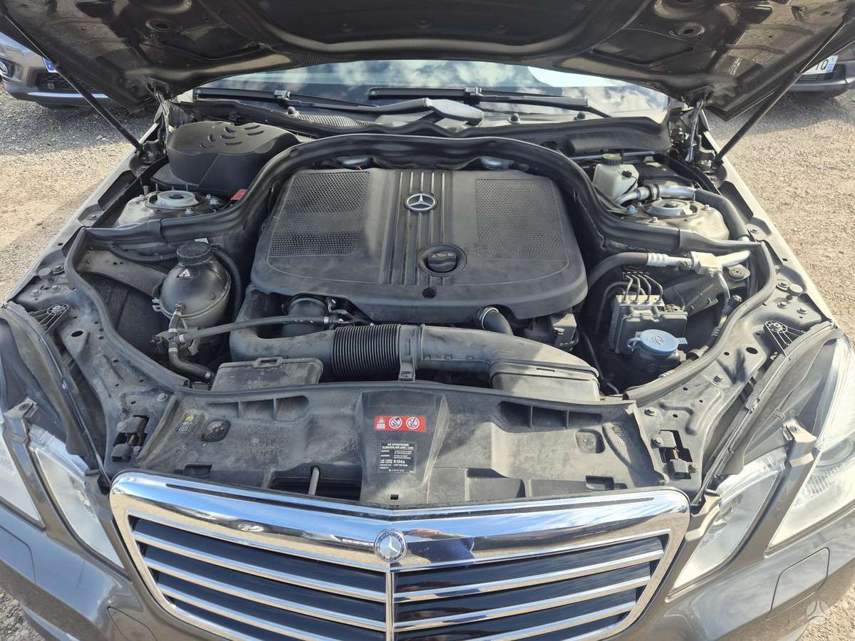 Mercedes-Benz E200 2011 — photo 11