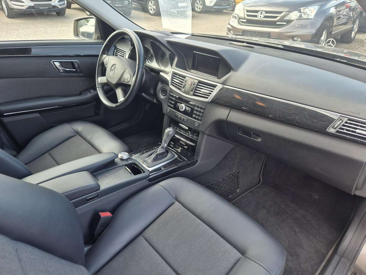Mercedes-Benz E200 2011 — photo 12