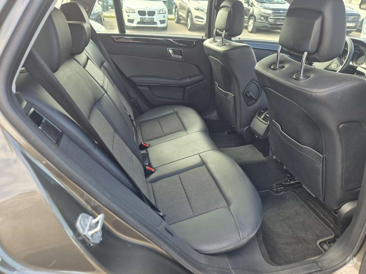 Mercedes-Benz E200 2011 — photo 13