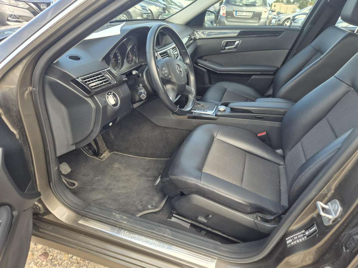 Mercedes-Benz E200 2011 — photo 14