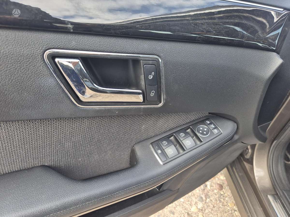 Mercedes-Benz E200 2011 — photo 16
